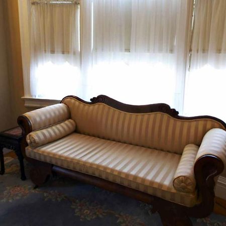 Edgewood Manor Inn Bed And Breakfast Providence Room photo