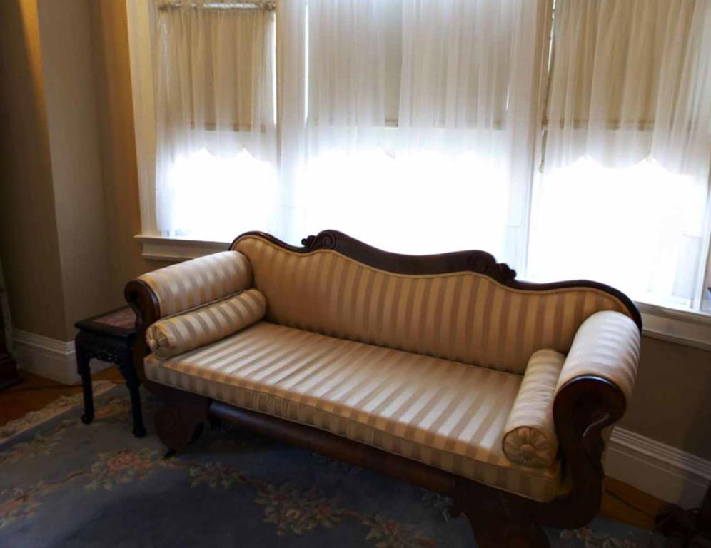 Edgewood Manor Inn Bed And Breakfast Providence Room photo